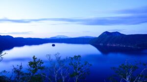 北海道の摩周湖。湖の中心に存在する小さな島、カムイッシュ島。