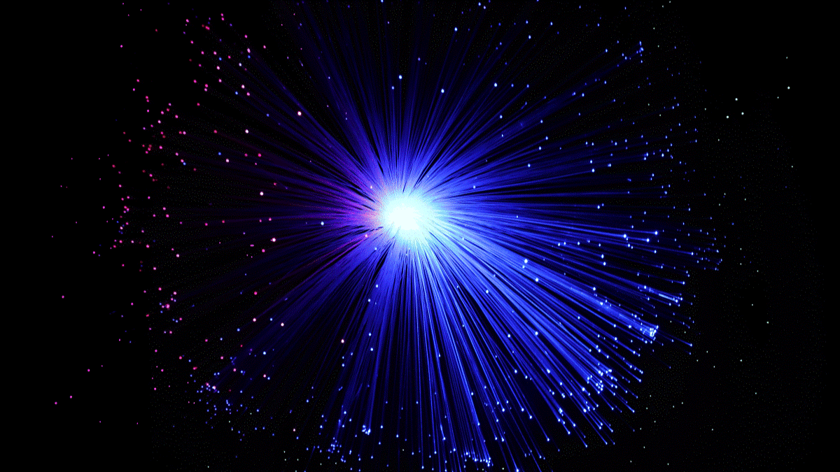 ビッグバン説の爆発をイメージとした、青い光線が宇宙空間で放射状に破裂する画像。