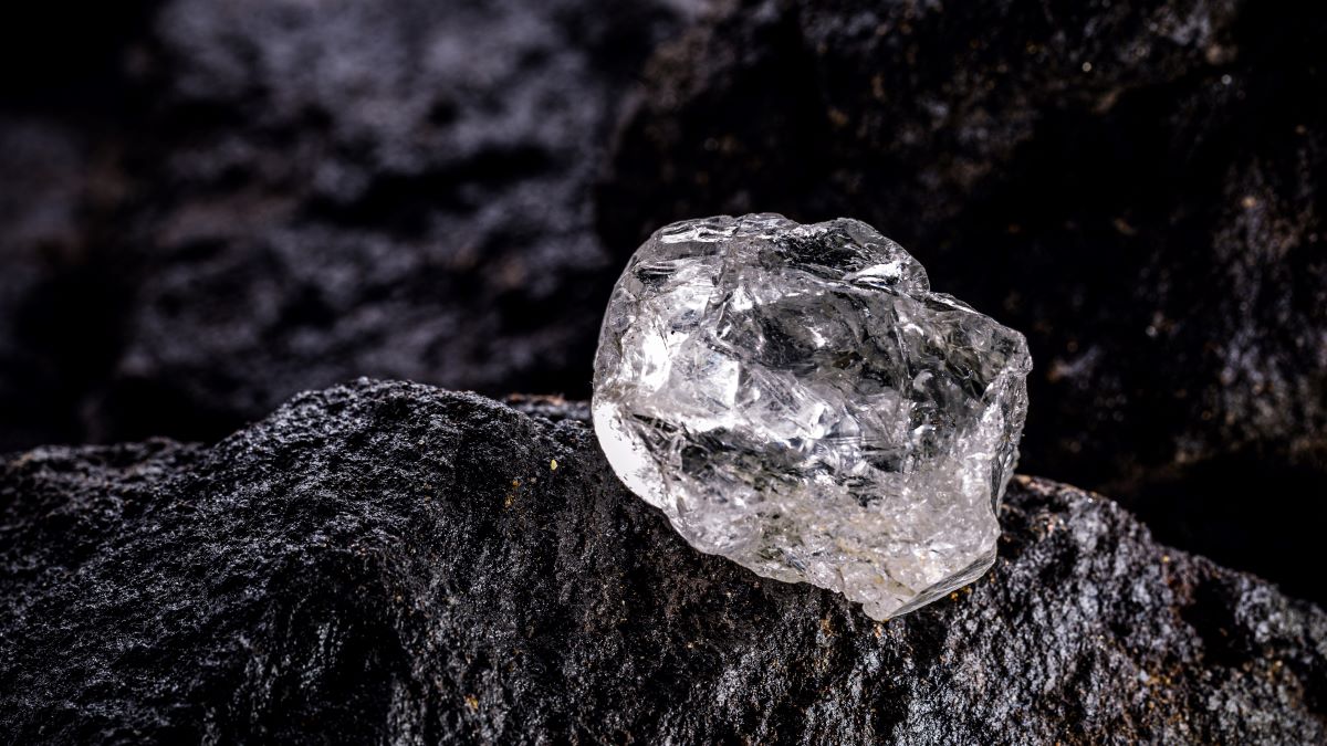 鉱山内の自然な状態の大きな切れ目のないダイヤモンド原石。