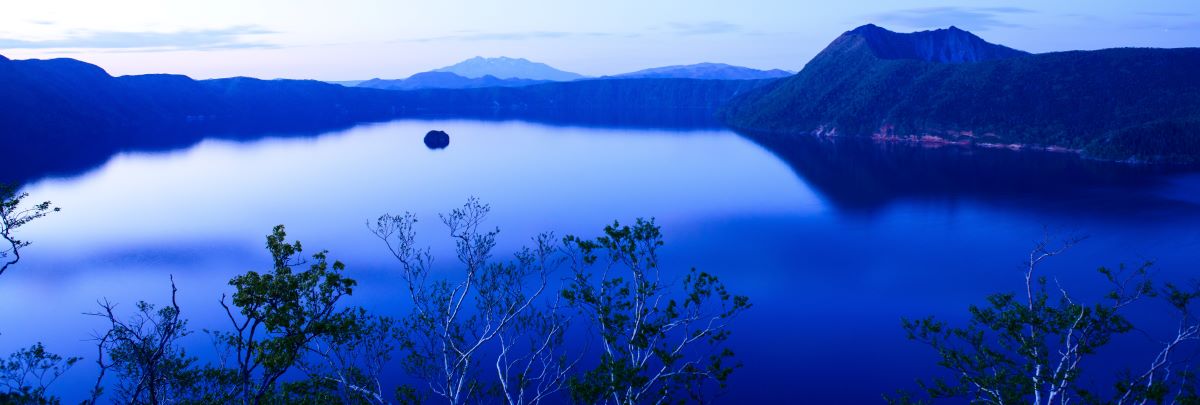 ブルーカラーに染まった北海道、摩周湖のカムイシュ島。