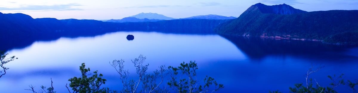 北海道の摩周湖。湖の中心に存在する小さな島、カムイッシュ島。