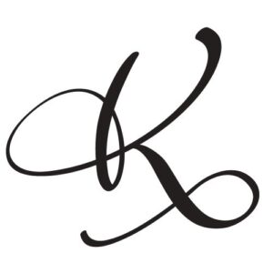 流線型にアレンジされた華０糸のイニシャル〝K〟