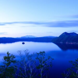 北海道の摩周湖。湖の中心に存在する小さな島、カムイッシュ島。
