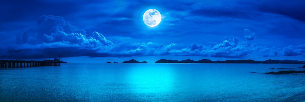 ブルーカラーに染まった、海・空・雲・月の美しい画像。