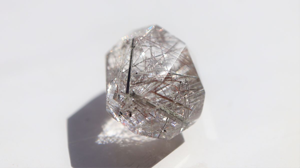 水晶の中に沢山のシルバーの針を持つ透明度の高いルチルクオーツ。