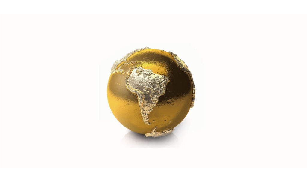 白い背景に置かれた、金の箔でおおわれた地球の模型。