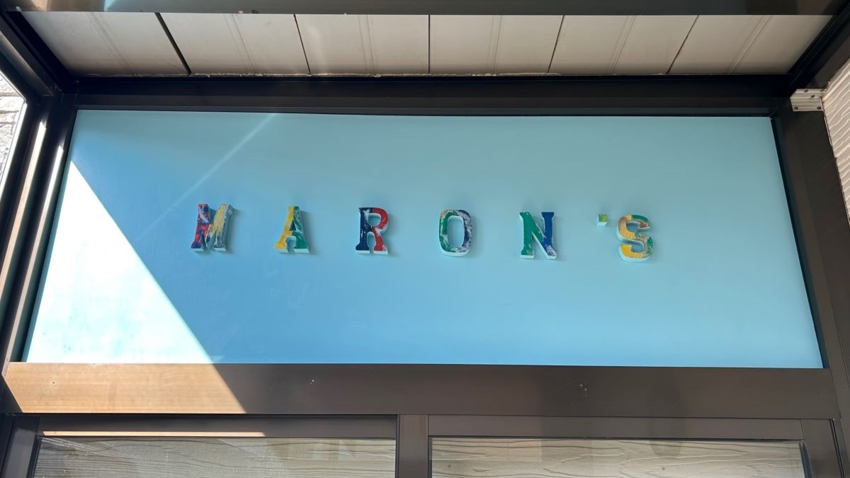 「MARON'S」の文字が立体的に加工された水色の看板。