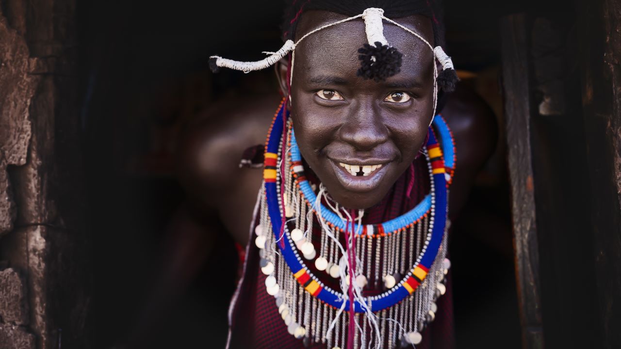 マサイ・マラ族の村で伝統的なカラフルなネックレスを持つマサイ・マラの男のポートレート。