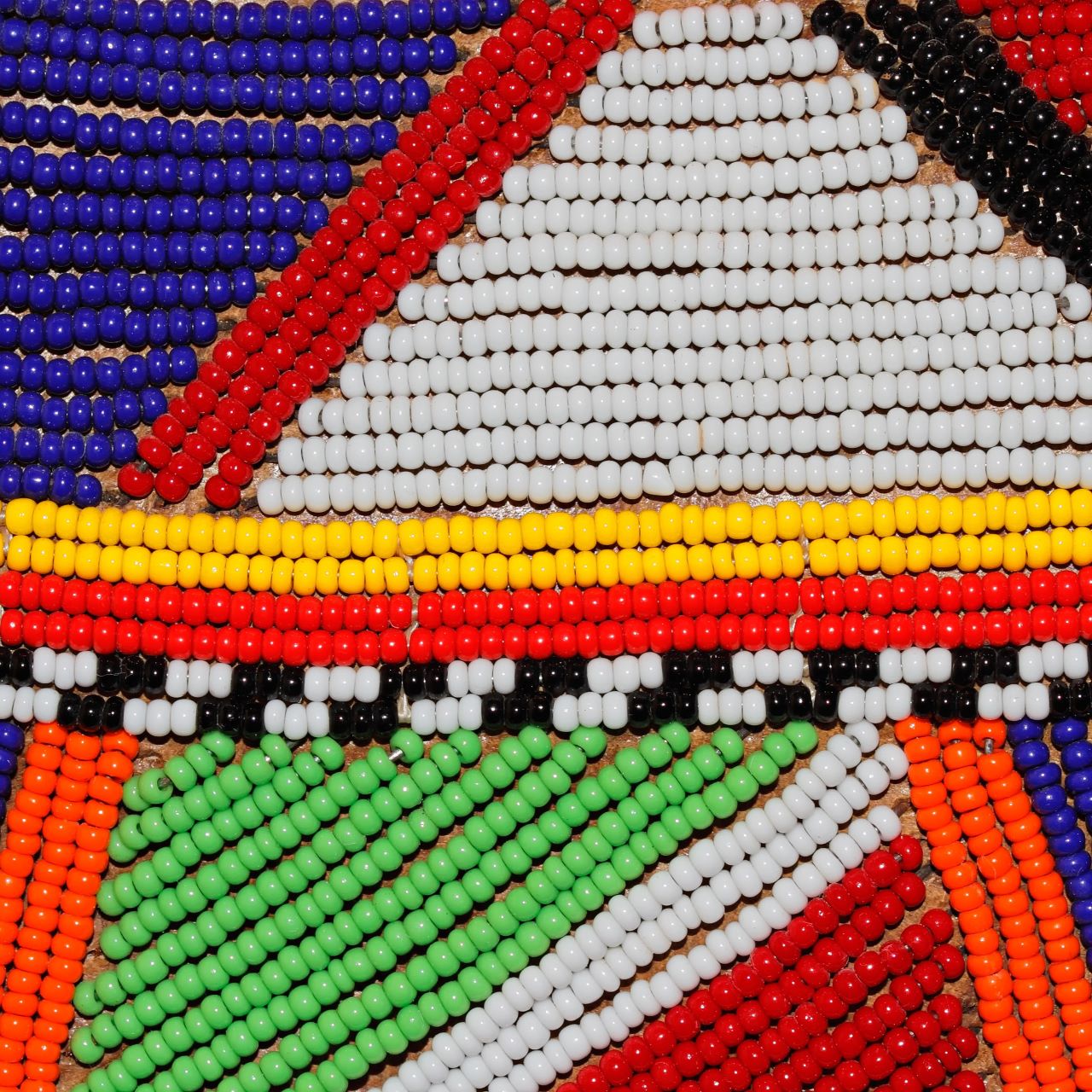 マサイ族が装飾として使用する色とりどりのアフリカのビーズ。